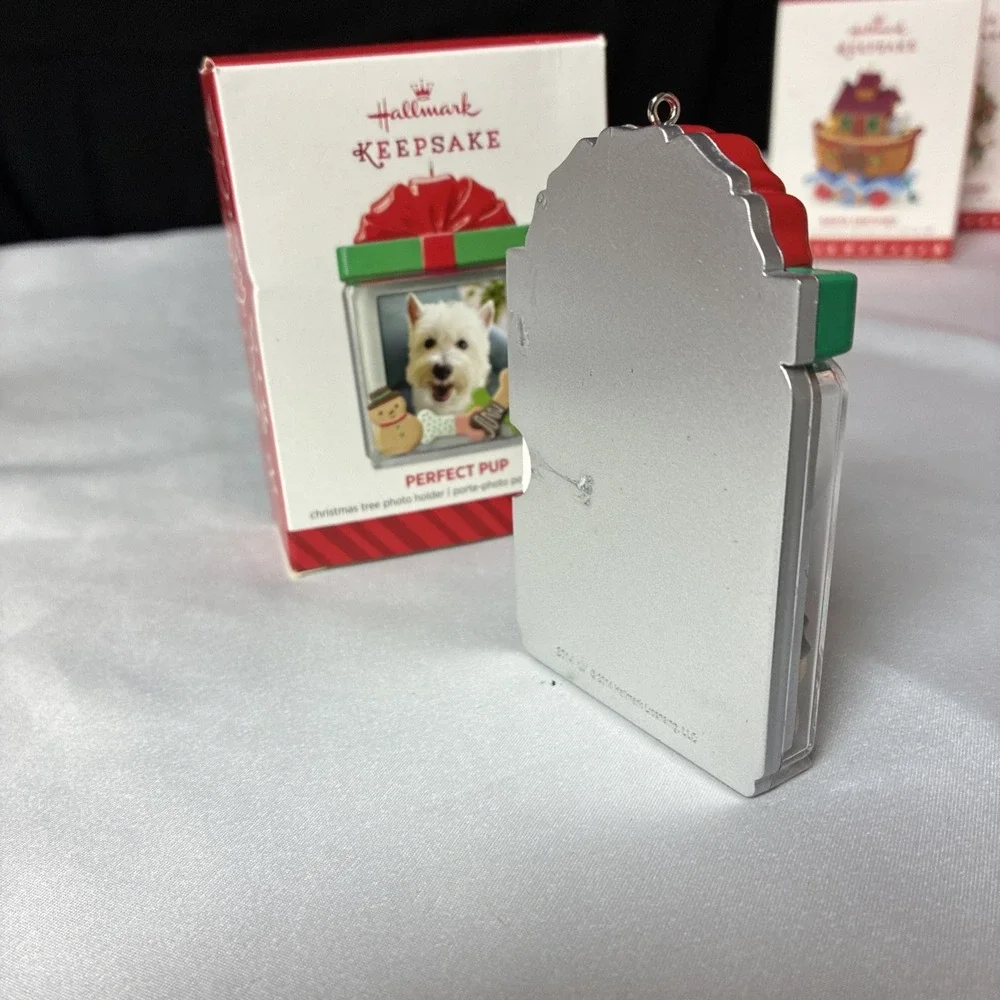 Hallmark Keepsake 2014 Perfect Pup Photo Holder Musical Ornament Dog QG01106